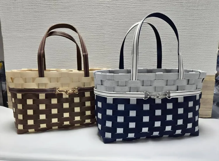 ピンクと黄色のクラフトバンドで編まれたかごバッグ