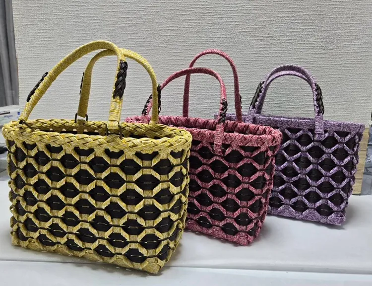 黄色、ピンク、紫のクラフトバンドで編まれたかごバッグ