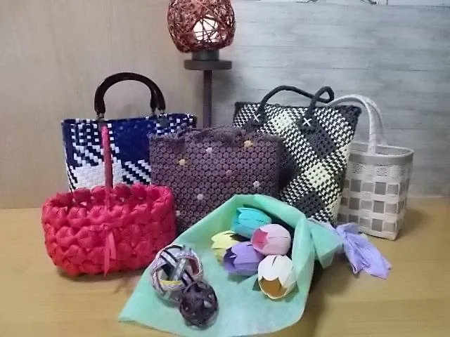 クラフトバンドで作られたバッグや小物